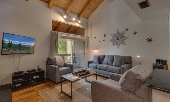 Carnelian Woods Casa | Mountain High: 2 dormitorios, 1. 5 BA Casa adosada en Carnelian Bay, capacidad para 4