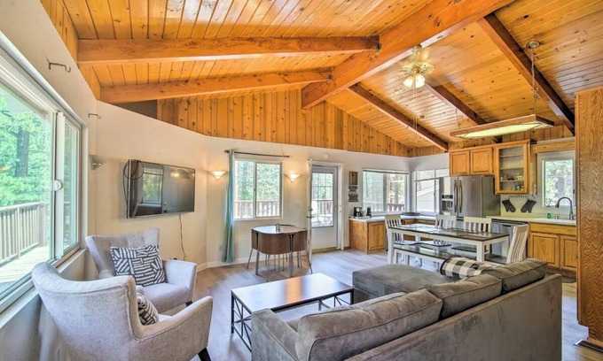 Wrightwood Cabina | Mountain High Cabin - 2000 sq ft - 8 beds - Central AC