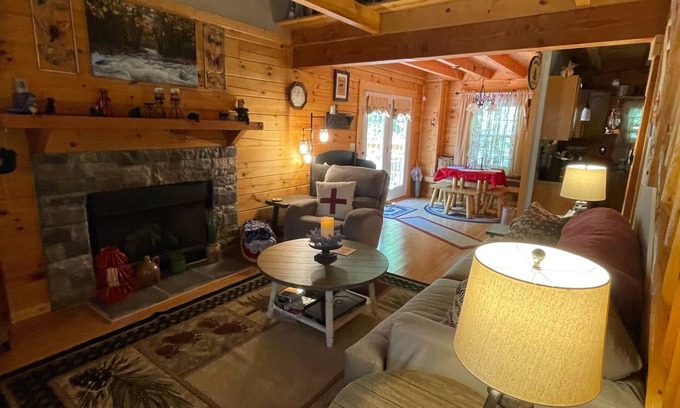 Seymour Cabina | Mountain High, located on Bluff Mountain in Seymour TN. Peaceful, quaint getaway