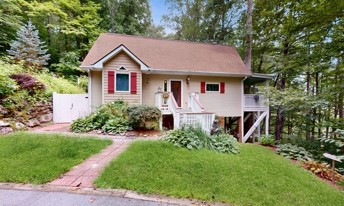 Cullowhee Casa | Mountain home dog friendly getaway, perfect for exploring