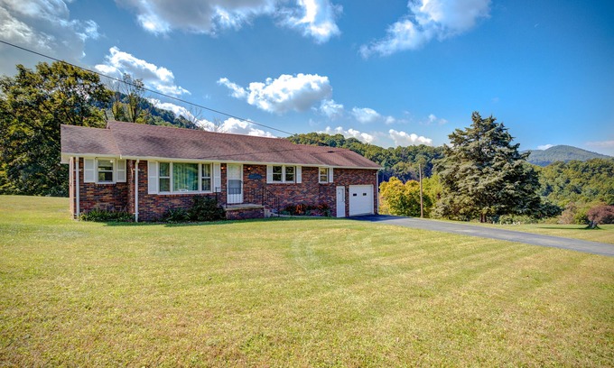 Butler Casa | Mountain Home near Watauga Lake w/in 20 miles to Ski Resorts. Pets Considered