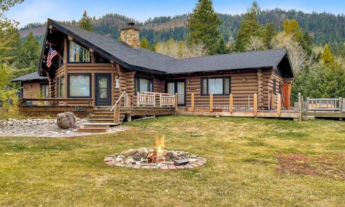 Tamarack Cabina | Mountain House, Large Deck, Hot Tub, Near Tamarack
