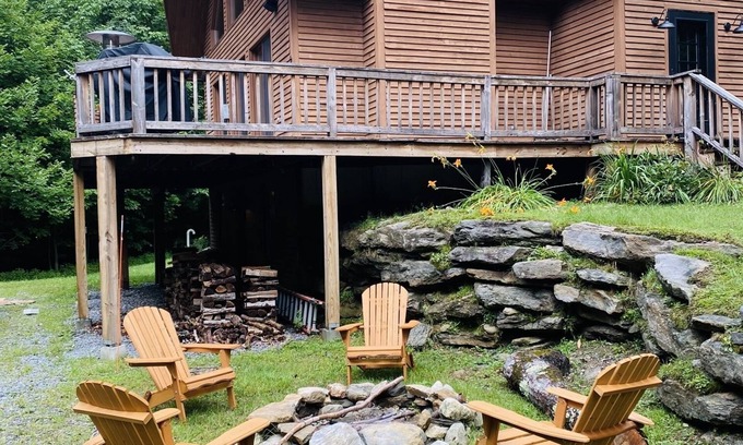 Wardsboro Cabina | Mountain House near Mount Snow & Stratton w/ 2 Fireplaces, Hot Tub & Sauna
