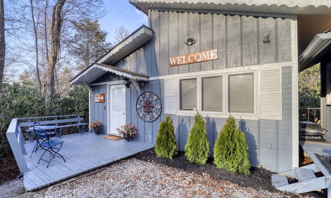 Newland Casa | Mountain house sleeps 4 w/ deck & firepit, 5mi to Grandfather Mtn, pet friendly!
