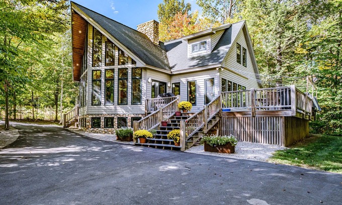 Sunday River Area Casa | The Ski House: Walk to Trails! Bañera de hidromasaje, sala de juegos, cocina definitiva