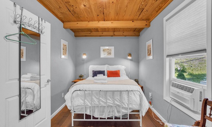 Thomas Cabina | Mountain Koru Near Trails & Town 2 Bedroom Cabin