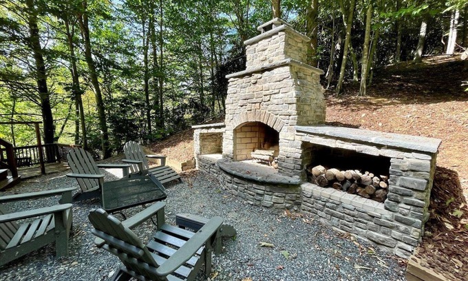 Lansing Casa | Exclusivo RIVERFRONT Log Cabin, bañera de hidromasaje, Se admiten mascotas, televisores de pantalla plana. WIFI, shuffleboard, Pet Friendly, Pet Kennel