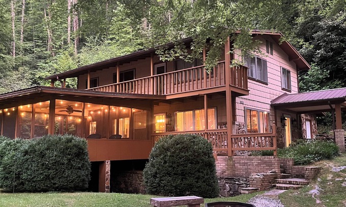 Almond Casa | Lake House - NEW Hot tub, fire pit, swim, family and pet friendly!
