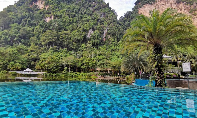 Hulu Kinta Condominio | Mountain & Lake Views' Suite Cycas