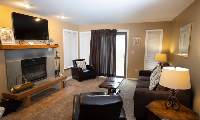 Ludlow Condominio | Mountain Lodge At Okemo-1br Newly Renovated 1 Bedroom Condo by RedAwning