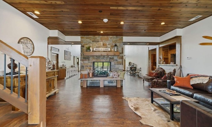 Porterville Cabina | Mountain Lodge on working dude ranch.