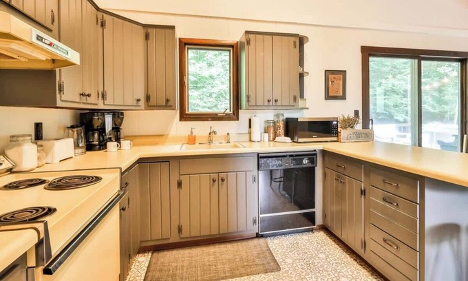Hensonville Casa | Mountain Lodge w/Hot Tub & Fire Pit