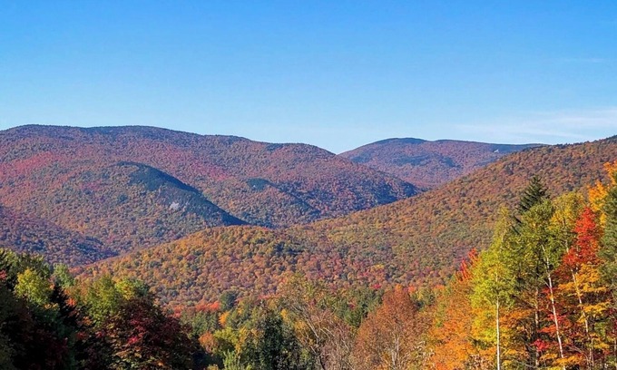 Hancock Casa | Mountain Log Home w/Amazing View! Foliage Awaiting