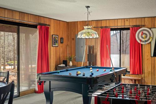Gouldsboro Casa | Mountain Magic by AvantStay Firepit Game Room - Pool Table Foosball
