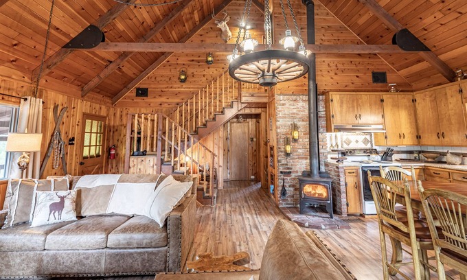 Oakhurst Cabina | Mountain Meadow Cabin with Private Hot Tub, Close to Yosemite & Bass lake