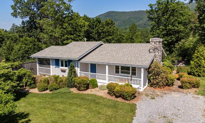 Luray Casa | Mountain Meadow Cottage w/ Hot tub