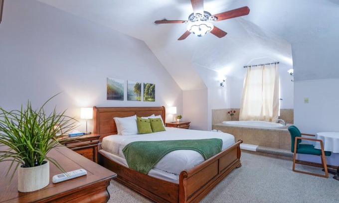 Ponce De Leon Cama Y Desayuno | Mountain Meadows Retreat - A Romantic Escape Overlooking the Ozark Mountains