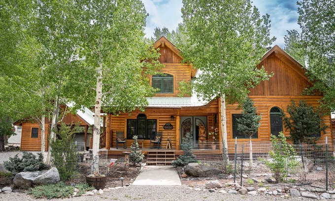 Lake City Casa | Mountain Memories - Riverfront Log Cabin, Immaculate, Beautifully Furnished, Blocks From Town!