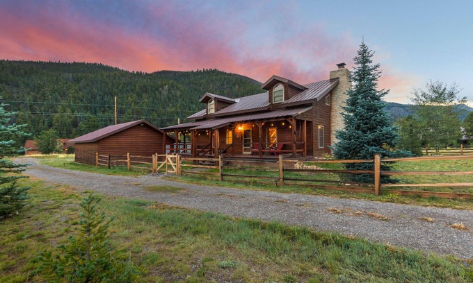 South Fork Cabina | Mountain Modern Cabin - 25 Mins to Wolf Creek Ski Area - Dogs Welcome!