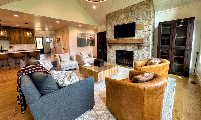 Driggs Casa | Mountain Modern Cabin in Driggs — Hot Tub, A/C, Fire Pit, Chef's Kitchen