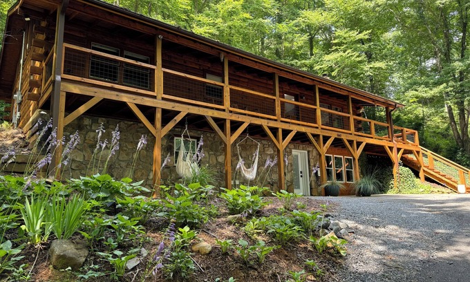 Sylva Cabina | Mountain Modern Cabin minutes from WCU, Sylva, & the Tuckaseegee River