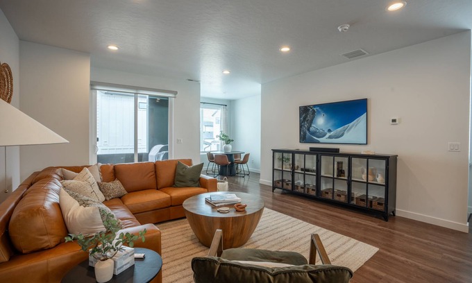 Mountain Green Casa | Mountain Modern home with cozy furnishings. Free EV Wall Charger.