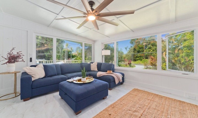 Kealakekua Condominio | Mountain Oasis: Modern Hawaii Home Nestled in Serene Surroundings