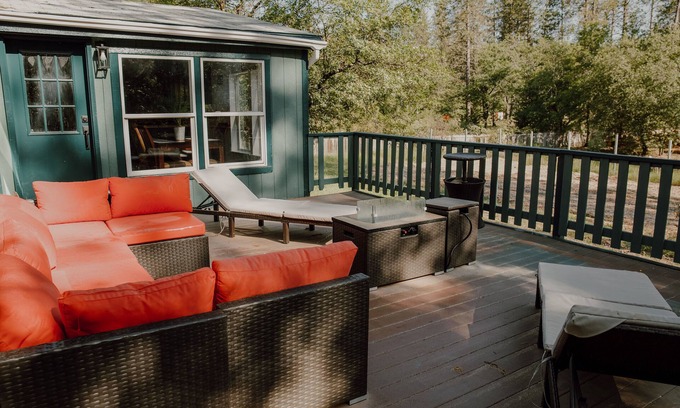 Kelseyville Cabina | Mountain Oasis: Newly Updated Cabin Unveils Rustic Charm