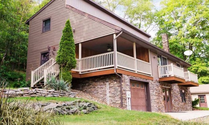 Spring Mills Cabina | Relax in this 4 bedroom, 2 bath cabin with a fireplace!