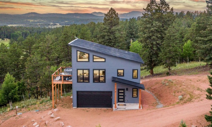 Florissant Cabina | Mountain & Pond Views, Hot Tub, Loft+3BR, Stargazing, Kid + Dog Friendly