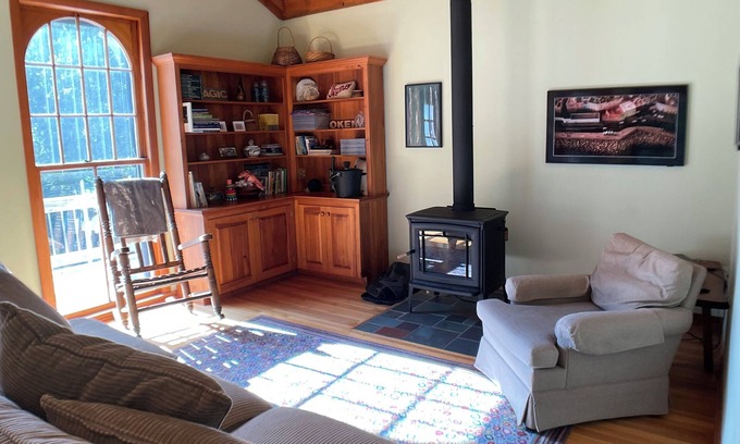 Andover Chalet De Esquí | Mountain retreat on 10 acres. 11 mins to Okemo, 15 mins to Plymouth State Park.