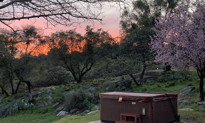 Mariposa Casa | Mountain retreat - stargazing, sunsets, hot tub, pool table, Yosemite, Bass Lake