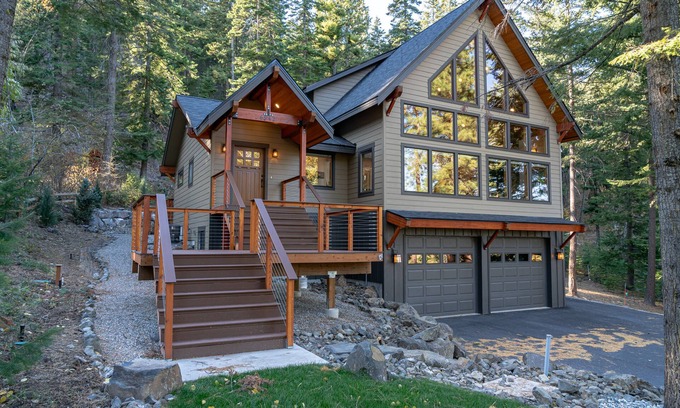 Wenatchee Casa | Mountain Retreat, steps from Skiing, Mountain Biking, and Hiking