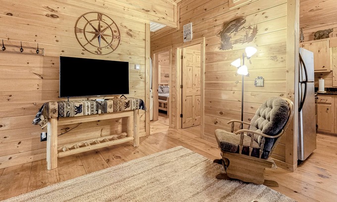 Hidden Lake Cabina | Mountain retreat with private hot tub, WiFi, & grill - Snowbirds welcome
