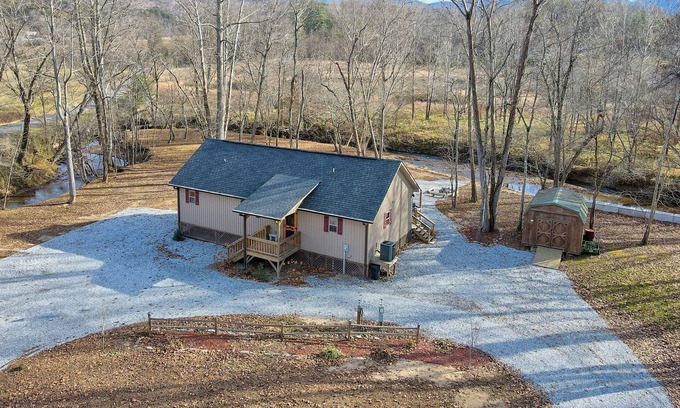 Young Harris Cabina | MOUNTAIN & RIVER VIEW, HOT TUB, FIREPLACES & FIRE PIT, WIFI, DOGS Ok, TV's