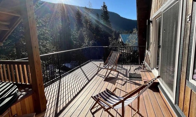 Hemlock Valley Cabina | Mountain side mid-century 70's A-frame with wood fire & hot tub
