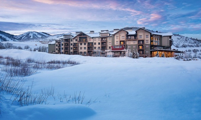 Park City Complejo | Mountain Side Resort con capacidades directas de entrada / salida de esquí con piscinas cubiertas y 2 jacuzzis al aire libre