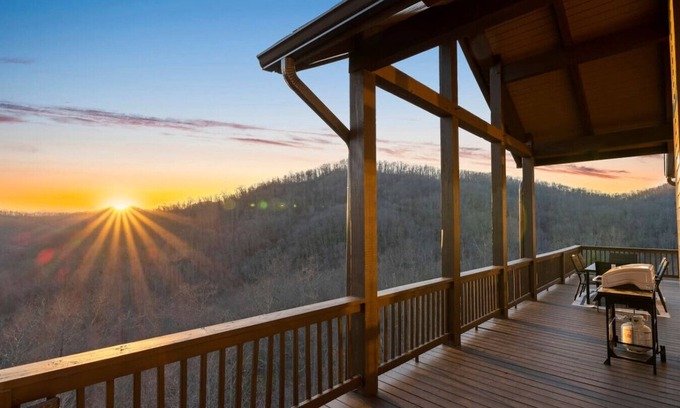 Sylva Condominio | Mountain Stay, King Suite, Fireplace, and Mountain Views!