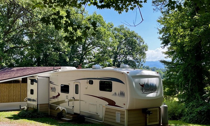Alexander Casa | Mountain sunrise views from spacious cozy 5th wheel camper-20 min from Asheville