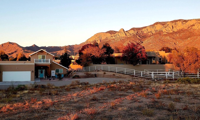 North Albuquerque Acres Apartamento | Mountain, Sunset and City light views! Country feel, city access!