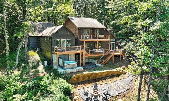 Tate Cabina | Mountain-Top Adventure meets Picturesque Retreat