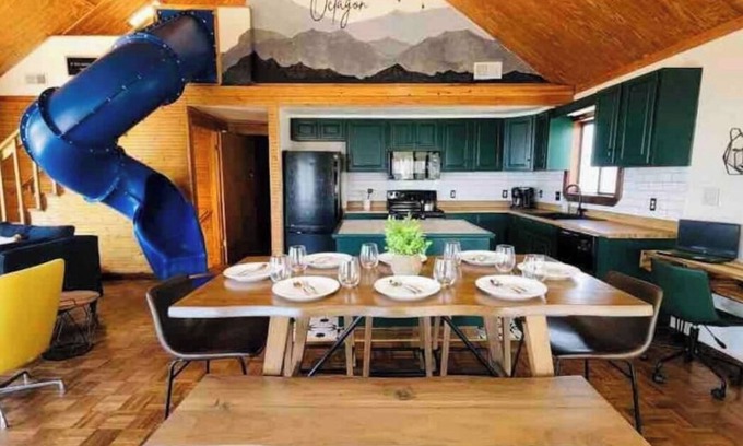 Tate Cabina | Mountain top cabin! Slide, Hot Tub, Arcade Wi-Fi hiking