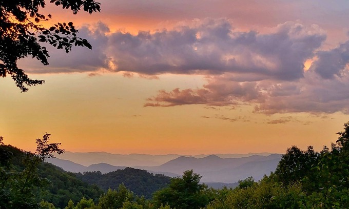 Sylva Cabina | Mountain Top Cabin with a View that is Centrally Located in Western Carolina.
