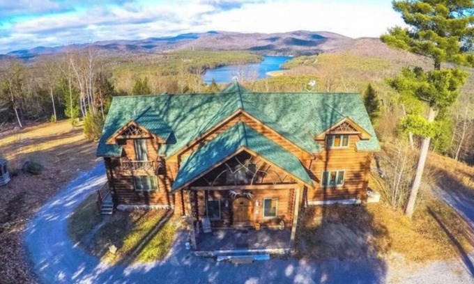 Corinth Cabina | Mountain top, dream log cabin!! 100+ acres! 20 min to lake George & Saratoga!!