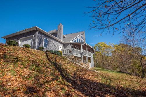 Lansing Casa | Mountain Top Lodge with Views - Hot Tub, River Access, 15 Mins to West Jefferson