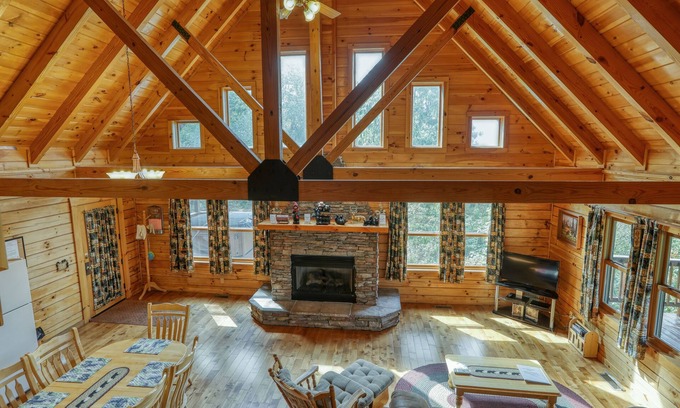 Cosby Cabina | Mountain View - 2 Bedrooms, 2 Baths, Sleeps 6 Cabin by RedAwning