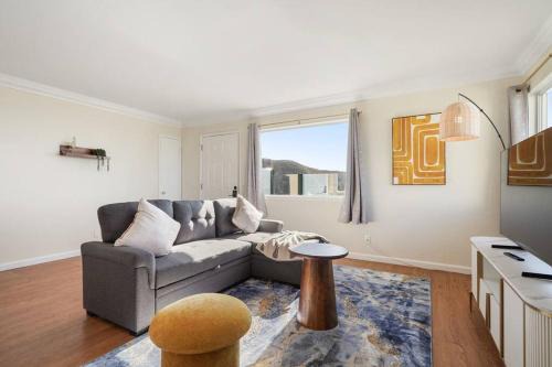 Pacifica Apartamento | Mountain View 2BR Retreat with Private Deck