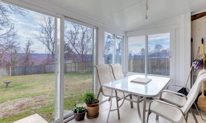 Fort Washington Casa | Mountain view 3 bedroom House near DC