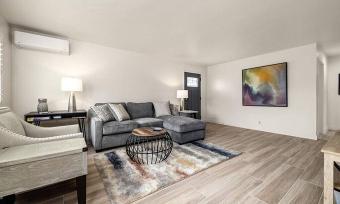 Carpinteria Apartamento | Mountain View, a recently renovated, modern apartment blocks from the beach!