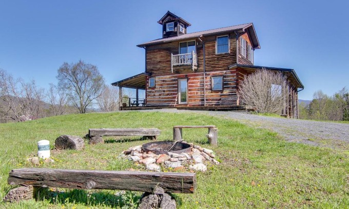 Marshall Casa | Mountain View and Fire Pit Rustic Marshall Getaway!